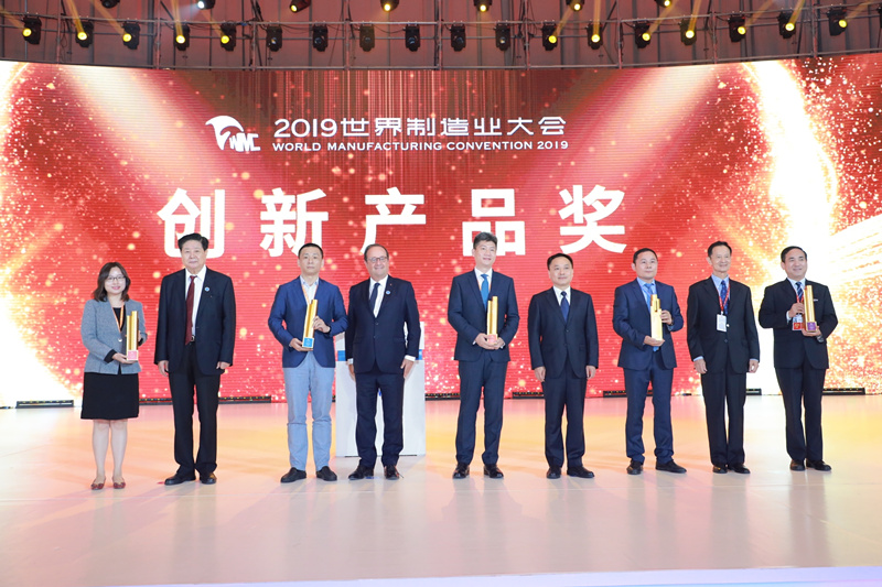 陜鼓集團(tuán)黨委書記、董事長李宏安（右一）代表企業(yè)領(lǐng)取了創(chuàng)新產(chǎn)品金獎_副本.jpg